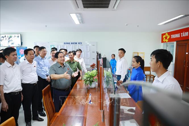 Thủ tướng Phạm Minh Chính kiểm tra tình hình hoạt động của Trung tâm phục vụ hành chính công phường Hưng Phú, TP. Cần Thơ. Ảnh: Dương Giang-TTXVN
