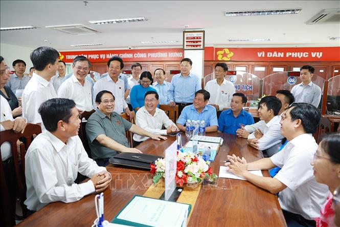 Thủ tướng Phạm Minh Chính kiểm tra tình hình hoạt động của Trung tâm phục vụ hành chính công phường Hưng Phú, TP. Cần Thơ. Ảnh: Dương Giang-TTXVN
