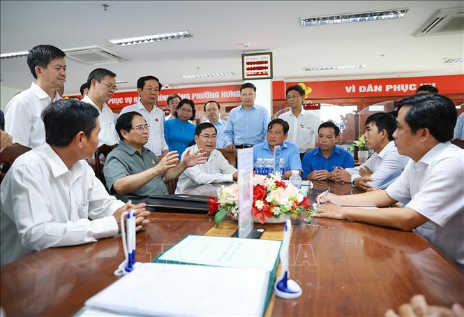 Thủ tướng Phạm Minh Chính giao nhiệm vụ cho cán bộ, công chức Trung tâm phục vụ hành chính công phường Hưng Phú, TP. Cần Thơ. Ảnh: Dương Giang-TTXVN
