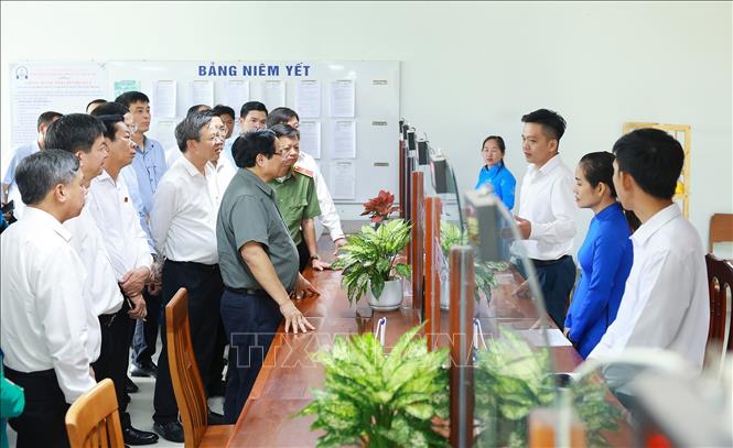 Thủ tướng Phạm Minh Chính kiểm tra tình hình hoạt động của Trung tâm phục vụ hành chính công phường Hưng Phú, TP. Cần Thơ. Ảnh: Dương Giang-TTXVN
