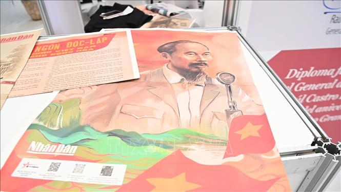 Những ấn phẩm về cách mạng Việt Nam và Chủ tịch Hồ Chú Minh tại không gian trưng bày báo Granma. Ảnh: Việt Hùng - PV TTXVN tại Cuba