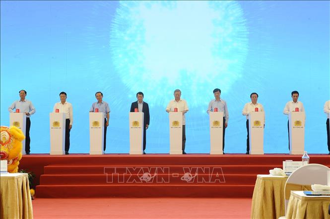Tổng Bí thư Tô Lâm và các đại biểu thực hiện nghi thức khởi công. Ảnh: Mạnh Khánh - TTXVN
