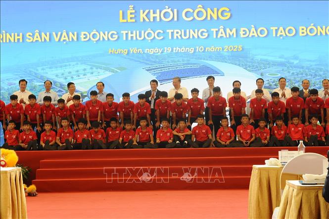 Đại biểu chụp ảnh lưu niệm với các cầu thủ Trung tâm Đào tạo bóng đá trẻ PVF. Ảnh: Mạnh Khánh - TTXVN

