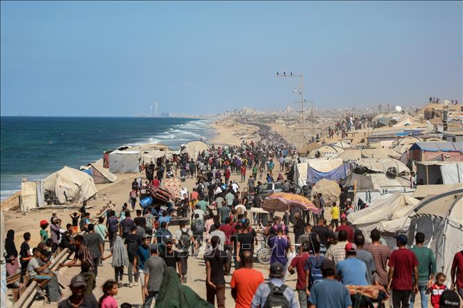 Người Palestine dân sơ tán do xung đột quay trở về nhà tại thành phố Gaza ngày 10/10/2025. Ảnh: THX/TTXVN