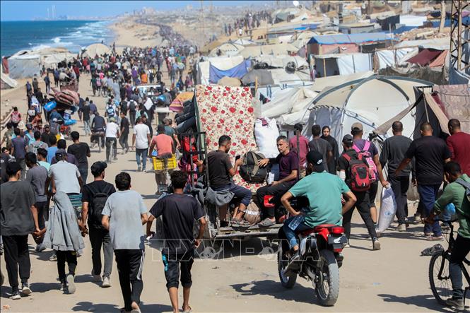 Người Palestine dân sơ tán do xung đột quay trở về nhà tại thành phố Gaza ngày 10/10/2025. Ảnh: THX/TTXVN