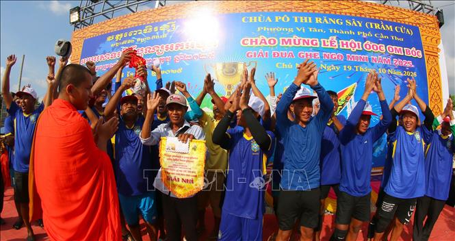 Trao giải các đội đoạt giải. Ảnh: Duy Khương - TTXVN