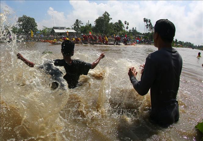 Người dân cổ vũ các đội đua. Ảnh: Duy Khương - TTXVN