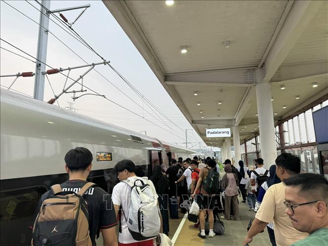 Hành khách lên tàu cao tốc Whoosh tuyến Jakarta–Bandung. Ảnh: Đỗ Quyên – PV TTXVN tại Indonesia