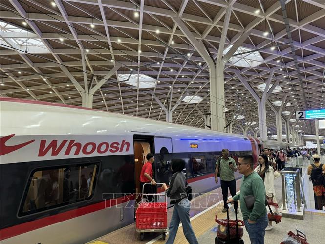 Hành khách lên tàu cao tốc Whoosh tuyến Jakarta–Bandung. Ảnh: Đỗ Quyên – PV TTXVN tại Indonesia