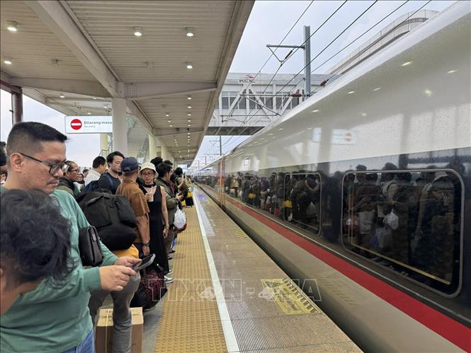 Hành khách chờ tàu cao tốc Whoosh tuyến Jakarta–Bandung. Ảnh: Đỗ Quyên – PV TTXVN tại Indonesia