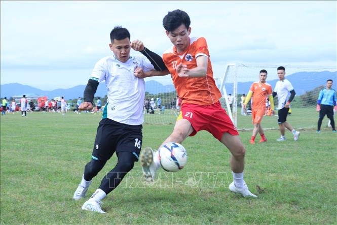 Một pha tranh bóng quyết liệt trong trận đấu của Giải bóng đá cộng đồng người Việt tại vùng Kyushu, Nhật Bản. Ảnh: Nguyễn Tuyến - PV TTXVN tại Nhật Bản