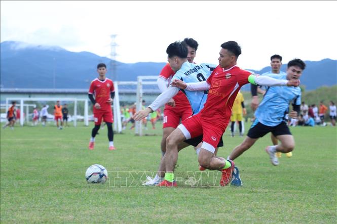 Một pha tranh bóng quyết liệt trong trận đấu của Giải bóng đá cộng đồng người Việt tại vùng Kyushu, Nhật Bản. Ảnh: Nguyễn Tuyến - PV TTXVN tại Nhật Bản