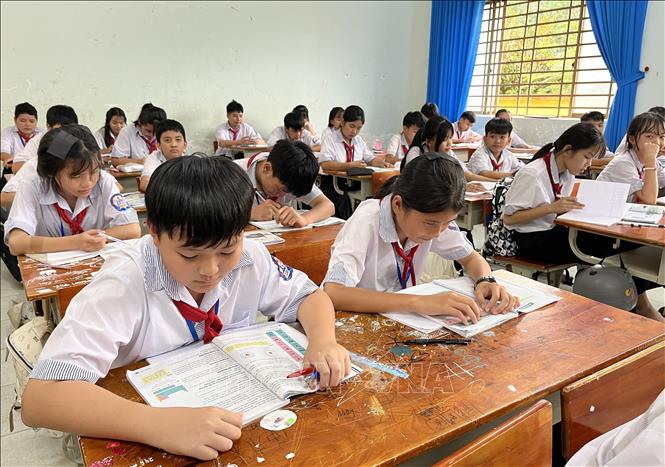 Ở xã biên giới Tân Hoà, tỉnh Tây Ninh, thầy và trò đều nêu cao tinh thần trách nhiệm, ra sức thi đua, hoàn thành tốt nhiệm vụ dạy và học. Ảnh: Đức Hạnh - TTXVN
