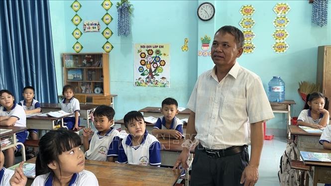 Thầy Trần Thanh Mỹ - giáo viên có hơn 32 năm gắn bó với học sinh nơi biên giới Tây Ninh. Ảnh: Đức Hạnh - TTXVN
