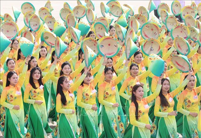 Khối Phụ nữ Việt Nam diễu hành tại Lễ kỷ niệm, diễu binh, diễu hành 80 năm Cách mạng tháng Tám thành công và Quốc khánh nước CHXHCN Việt Nam (2/9/1945 - 2/9/2025). Ảnh: Thống Nhất - TTXVN
