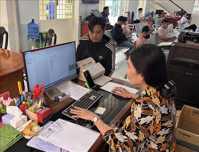 Công dân xã Phú Hựu làm các thủ tục về giấy khai sinh cho con và đăng ký bảo hiểm tại Trung tâm Phục vụ Hành chính công xã Phú Hựu. Ảnh: Hồng Nhung - TTXVN