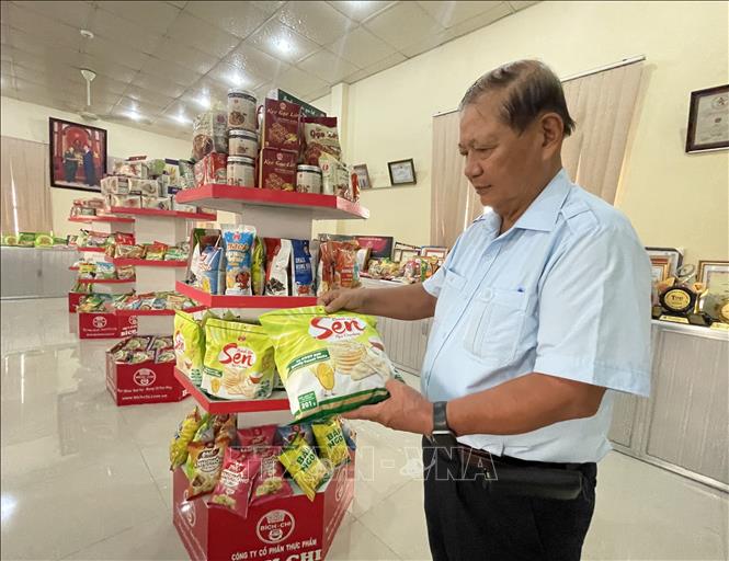 Ông Phạm Thanh Bình, Tổng Giám đốc Công ty Cổ phần SXTM Bích Chi (Sa Đéc), kiểm tra các mẫu mã sản phẩm xuất khẩu. Ảnh: Hồng Nhung - TTXVN