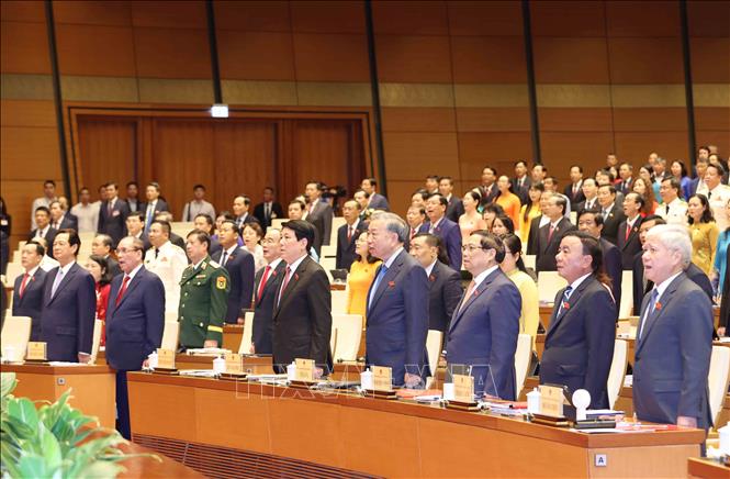 Các đồng chí lãnh đạo Đảng, Nhà nước thực hiện nghi thức chào cờ. Ảnh: Phương Hoa - TTXVN