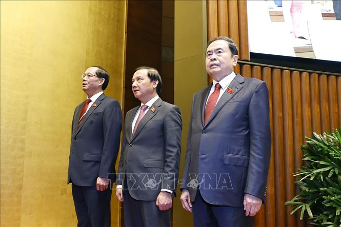 Chủ tịch Quốc hội Trần Thanh Mẫn và các Phó Chủ tịch Quốc hội thực hiện nghi thức chào cờ tại phiên khai mạc. Ảnh: Doãn Tấn - TTXVN