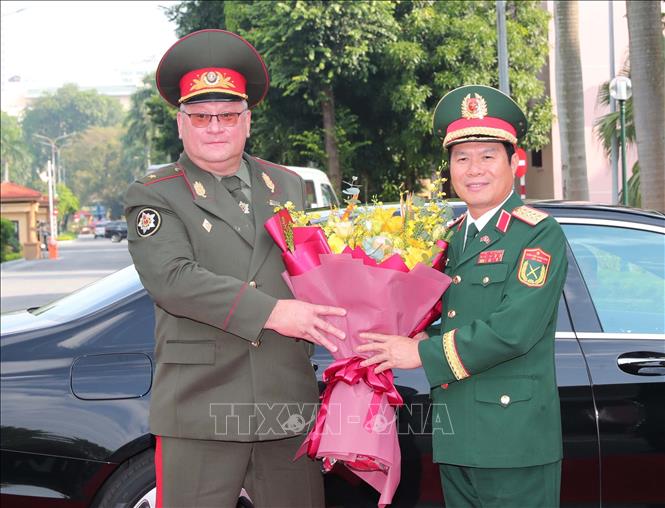 Đại tướng Nguyễn Tân Cương đón Thiếu tướng Muraveiko Pavel Nikolaevich. Ảnh: Trọng Đức - TTXVN