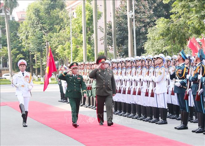 Đại tướng Nguyễn Tân Cương và Thiếu tướng Muraveiko Pavel Nikolaevich duyệt Đội Danh dự QĐND Việt Nam tại lễ đón. Ảnh: Trọng Đức - TTXVN