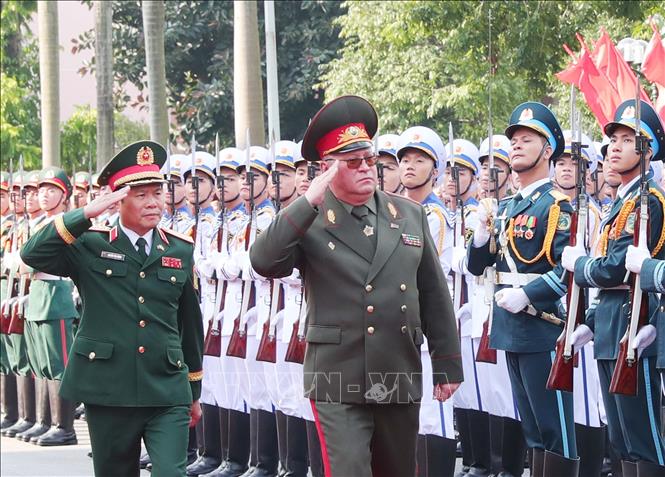 Đại tướng Nguyễn Tân Cương và Thiếu tướng Muraveiko Pavel Nikolaevich duyệt Đội Danh dự QĐND Việt Nam tại lễ đón. Ảnh: Trọng Đức - TTXVN