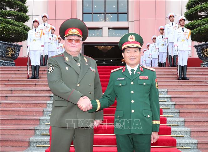 Đại tướng Nguyễn Tân Cương và Thiếu tướng Muraveiko Pavel Nikolaevich tại lễ đón. Ảnh: Trọng Đức - TTXVN