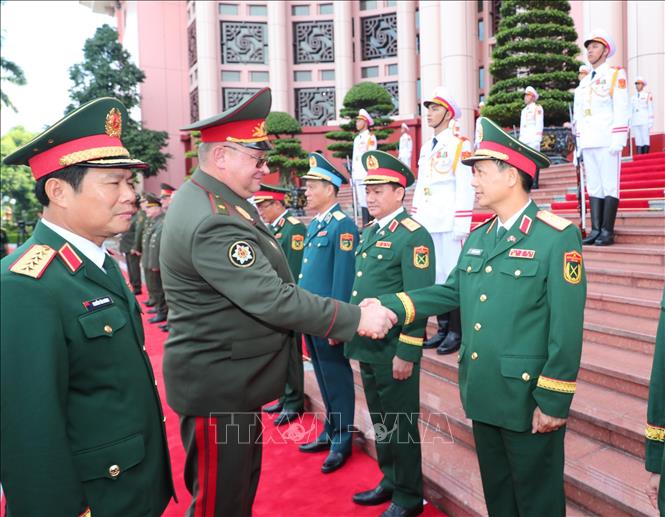 Đại tướng Nguyễn Tân Cương giới thiệu với Thiếu tướng Muraveiko Pavel Nikolaevich các thành viên Đoàn đại biểu Bộ Quốc phòng Việt Nam. Ảnh: Trọng Đức - TTXVN