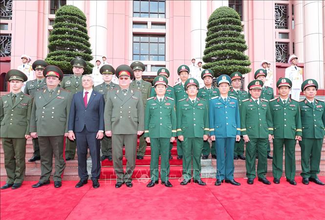  Đại tướng Nguyễn Tân Cương, Thiếu tướng Muraveiko Pavel Nikolaevich và quan chức quốc phòng hai nước. Ảnh: Trọng Đức - TTXVN