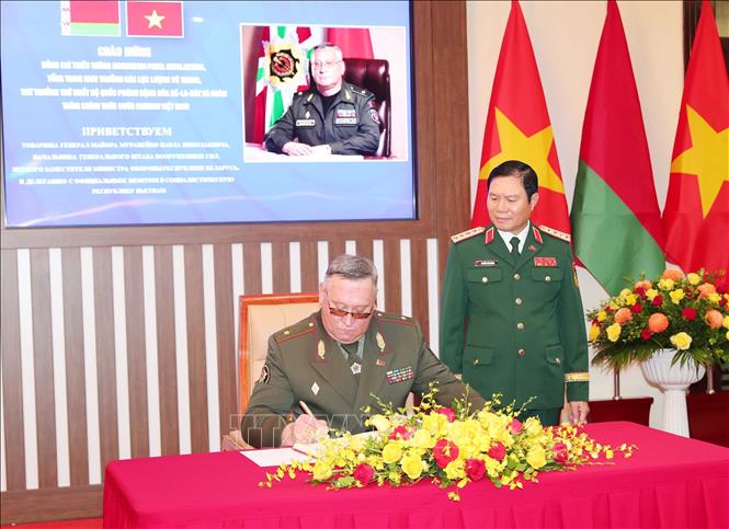 Tổng Tham mưu trưởng các Lực lượng vũ trang, Thứ trưởng thứ nhất Bộ Quốc phòng Belarus, Muraveiko Pavel Nikolaevich ghi sổ lưu niệm. Ảnh: Trọng Đức - TTXVN