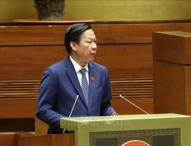 Chủ nhiệm Ủy ban Kinh tế và Tài chính của Quốc hội Phan Văn Mãi trình bày Báo cáo thẩm tra kết quả thực hiện kế hoạch phát triển kinh tế - xã hội năm 2025 và 05 năm 2021-2025; dự kiến kế hoạch phát triển kinh tế - xã hội năm 2026. Ảnh: Phương Hoa - TTXVN