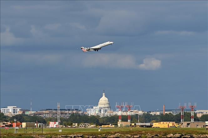 Máy bay cất cánh từ sân bay quốc gia Ronald Reagan Washington ở Arlington, Virginia, Mỹ, ngày 10/10/2025. Ảnh: THX/TTXVN