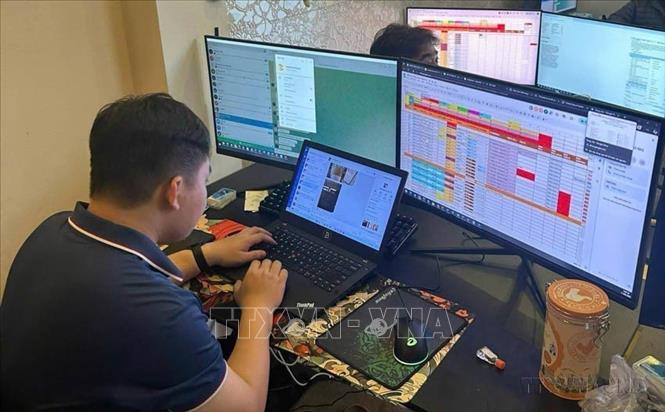 Các hình thức lừa đảo trên không gian mạng phổ biến hiện nay: Lừa đảo qua website, ứng dụng giả mạo; lừa đảo qua email; giả mạo mail cơ quan chức năng, tổ chức; lừa đảo qua mạng xã hội; lừa đảo qua cuộc gọi điện thoại. Trong số những nạn nhân của tội phạm mạng có cả người cao tuổi, sinh viên và thậm chí trẻ em. Trong ảnh: Các đối tượng sử dụng thiết bị điện tử, để hoạt động vi phạm pháp luật trên không gian mạng, bị Công an thành phố Đà Nẵng triệt phá. Ảnh: TTXVN phát