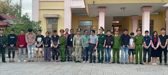 Các hình thức lừa đảo trên không gian mạng phổ biến hiện nay: Lừa đảo qua website, ứng dụng giả mạo; lừa đảo qua email; giả mạo mail cơ quan chức năng, tổ chức; lừa đảo qua mạng xã hội; lừa đảo qua cuộc gọi điện thoại. Trong số những nạn nhân của tội phạm mạng có cả người cao tuổi, sinh viên và thậm chí trẻ em. Trong ảnh: 12 đối tượng người Việt Nam lừa đảo qua mạng bị Công an tỉnh Lai Châu bị bắt giữ tại Campuchia (2024). Ảnh: Quý Trung - TTXVN