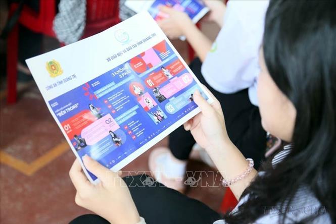 Phòng chống tội phạm lợi dụng không gian mạng không chỉ là nhiệm vụ riêng của lực lượng công an, mà cần có sự tham gia, huy động sức mạnh, sự phối hợp của các bộ, ngành, cơ quan, doanh nghiệp và người dân. Trong ảnh: Học sinh tiếp thu các kiến thức, kỹ năng nhận diện các nguy cơ, rủi ro trên không gian mạng từ Chiến dịch “Không một mình - Cùng nhau an toàn trực tuyến”. Ảnh: Tá Chuyên - TTXVN