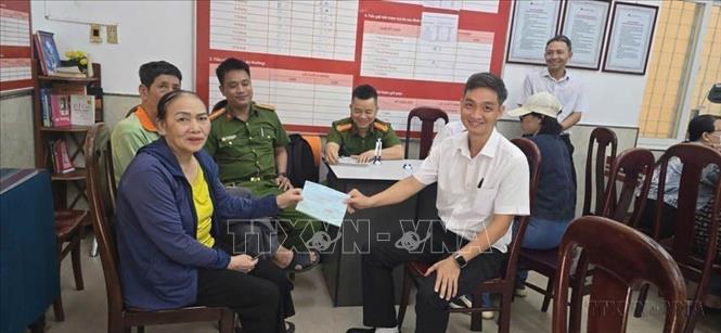 Công an phường Cẩm Lệ (TP.Đà Nẵng) phối hợp với chi nhánh Ngân hàng Nông nghiệp và Phát triển nông thôn phát hiện và ngăn chặn kịp thời vụ việc bà V. T. P (68 tuổi, trú phường Cẩm Lệ) đến chuyển 300 triệu đồng cho đối tượng giả danh Công an lừa đảo trên không gian mạng. Ảnh: TTXVN phát