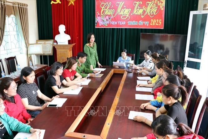 Hội phụ nữ thị xã Kinh Môn phối hợp với lực lượng công an trao đổi các hình thức lừa đảo trên mạng cho hội viên. Ảnh: Mạnh Tú - TTXVN