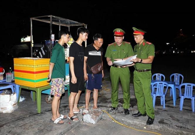  Để nâng cao cảnh giác, phòng ngừa có hiệu quả đối với tội phạm lừa đảo chiếm đoạt tài sản trên không gian mạng, Công an thành phố Nam Định triển khai công tác tuyên truyền trực tiếp đến người dân vào các buổi sáng sớm và tối hàng ngày (2024). Ảnh: Thái Thuần – TTXVN