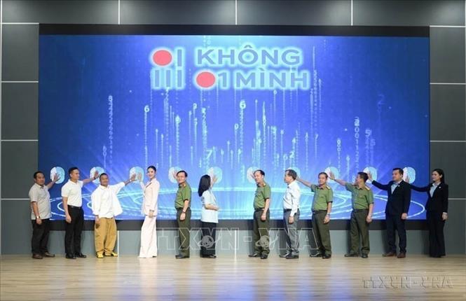 Trước những nguy cơ tiềm ẩn trên không gian mạng như “bắt cóc online”, “lừa đảo tình cảm”, “giả danh người thân”, Công an thành phố Cần Thơ phối hợp với Trường Đại học FPT tổ chức chương trình Workshop và Ngày hội An toàn trực tuyến nhằm trang bị kiến thức, kỹ năng giúp sinh viên tự bảo vệ bản thân (12/10/2025). Ảnh: TTXVN phát