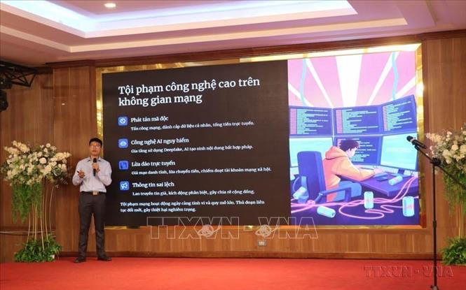 Đại diện Công an tỉnh Tuyên Quang thông tin các phương thức, thủ đoạn lợi dụng hội, nhóm để đăng tải thông tin liên quan đến trật tự an toàn xã hội tại tọa đàm “Tuyên truyền pháp luật đối với các KOLs (người có sức ảnh hưởng), quản trị viên trang, kênh, hội, nhóm trên không gian mạng”. Ảnh: Hoàng Hải - TTXVN