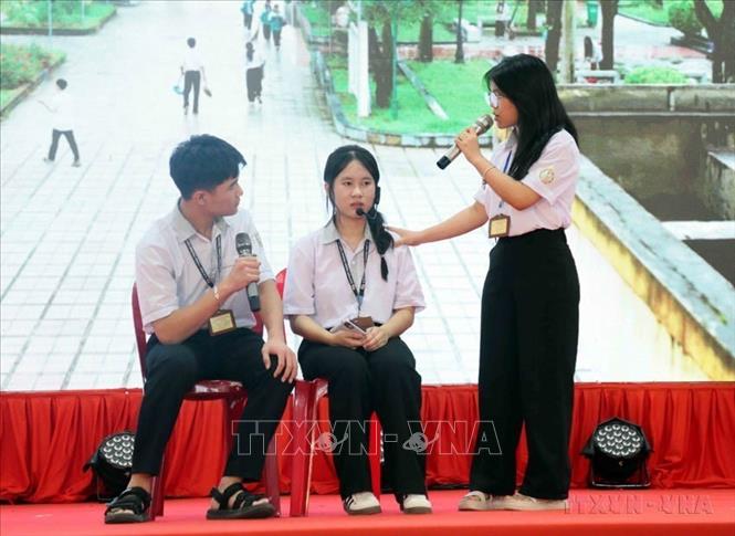 Tiểu phẩm, tình huống về thủ đoạn lừa đảo trên không gian mạng do học sinh Trường THPT Chuyên Võ Nguyên Giáp dàn dựng, diễn xuất tại Chiến dịch “Không một mình - Cùng nhau an toàn trực tuyến” (Quảng Trị, 14/10/2025 ). Ảnh: Tá Chuyên - TTXVN