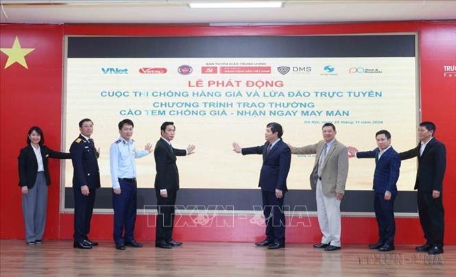 Báo Điện tử Đảng Cộng sản Việt Nam phối hợp với Tổng cục Quản lý thị trường, Tổng cục Hải quan, Hiệp hội Chống hàng giả và bảo vệ thương hiệu Việt Nam tổ chức phát động Cuộc thi “Chống hàng giả và lừa đảo trực tuyến” (25/11/2024). Ảnh: Phương Hoa - TTXVN
