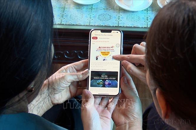 Mô hình “Dân vận khéo 1+10” giúp nhiều hộ dân tại Hưng Yên có thêm kiến thức, cảnh giác trước những thông tin xấu độc, thoát được bẫy lừa đảo qua mạng. Ảnh: Thế Duyệt – TTXVN