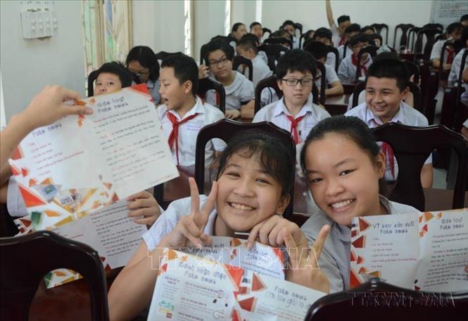Chương trình “Nói không với Fake News” tại thành phố Đà Nẵng, dành cho 100 em học sinh lớp 5, với chủ đề “Cách tránh bị lừa đảo trên mạng xã hội”. Đây dự án tuyên truyền Fake News với học sinh đầu tiên trên thế giới do Thông tấn xã Việt Nam tổ chức. Ảnh: Võ Văn Dũng – TTXVN