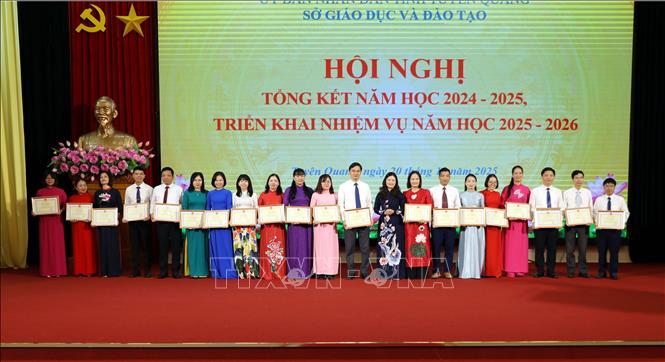 Các cá nhân được nhận Bằng khen của Bộ Giáo dục và Đào tạo. Ảnh: Quang Cường - TTXVN