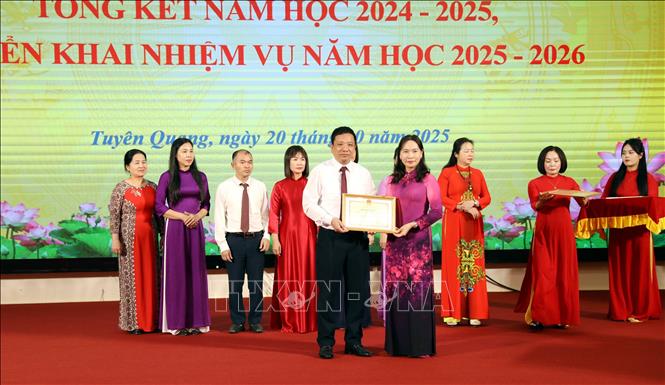 Các tập thể được nhận Bằng khen của Bộ Giáo dục và Đào tạo. Ảnh: Quang Cường - TTXVN