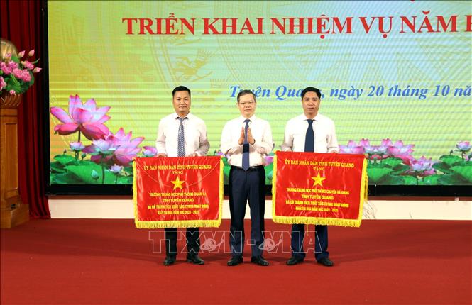 Các tập thể được nhận Cờ thi đua của UBND tỉnh Tuyên Quang vì có thành tích xuất sắc trong hoạt động khối thi đua năm học 2024-2025. Ảnh: Quang Cường - TTXVN