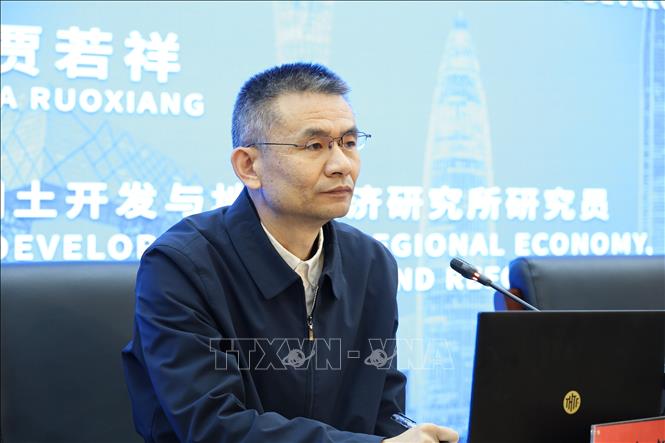Tiến sỹ Giả Nhược Tường, Viện Nghiên cứu Kinh tế Vĩ mô, Ủy ban Cải cách và Phát triển Quốc gia Trung Quốc (NDRC) là diễn giả chính của tọa đàm. Ảnh: Quang Hưng - PV TTXVN tại Trung Quốc