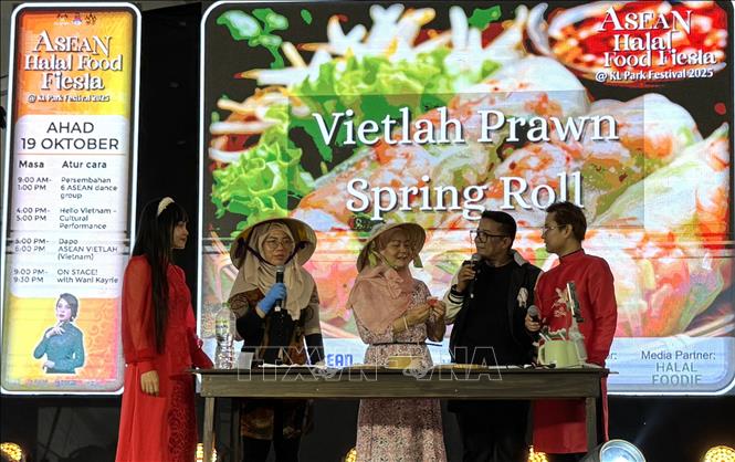 Giới thiệu làm nem cuốn tại chương trình. Ảnh: Viên Luyến – PV TTXVN tại Malaysia
