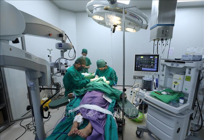 Phẫu thuật cho trẻ em khuyết tật có hoàn cảnh khó khăn trên địa bàn tỉnh Lạng Sơn năm 2025 tại Bệnh viện Đa khoa tỉnh. Ảnh: Anh Tuấn - TTXVN